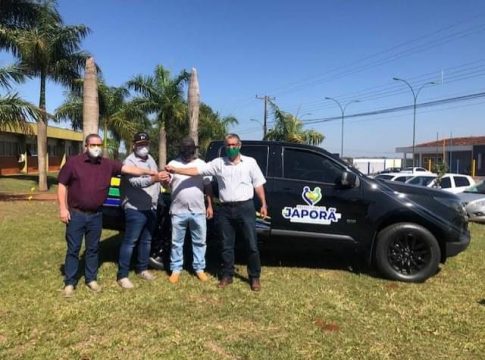Prefeitura Municipal de Japorã entrega camionete zero para secretaria de Infraestrutura