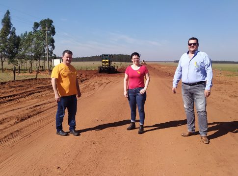 Secretário de Obras vistoria trabalhos em estradas rurais na companhia de vereadores