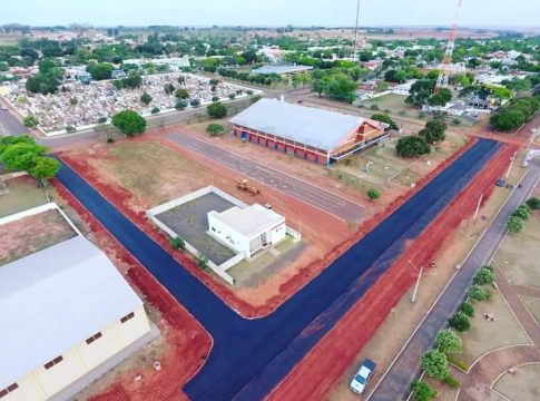 Pavimentação asfáltica beneficia área do ginásio em Iguatemi