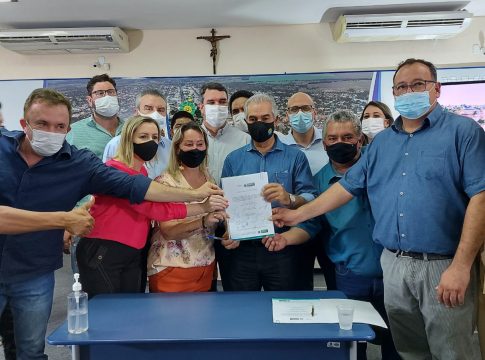 Governador Reinaldo, prefeito Bandeira e secretário Riedel lançam R$ 39 milhões em obras em Amambai