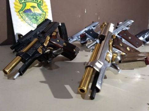 Paraguaias são presas com pistolas banhadas a ouro com iniciais da facção Comando Vermelho