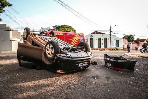 Motorista não vê placa de Pare e carro capota em cruzamento de Campo Grande