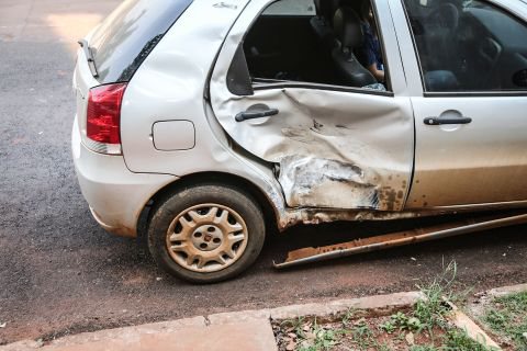 Sinal vermelho: colisão entre carro e motocicleta deixa mulher ferida em Campo Grande