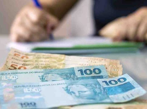 Caixa e Banco do Brasil liberam empréstimo para negativados; saiba como solicitar e se vale a pena