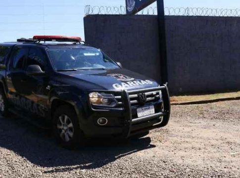 Bandidos invadem casa, sequestram moradora e exigem R$ 50 mil para não matarem vítima