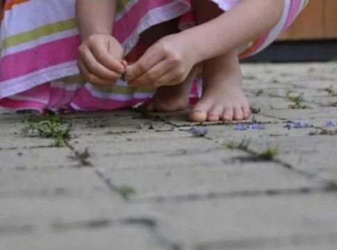 Mulher finge dormir e flagra marido estuprando neta de 9 anos em casa