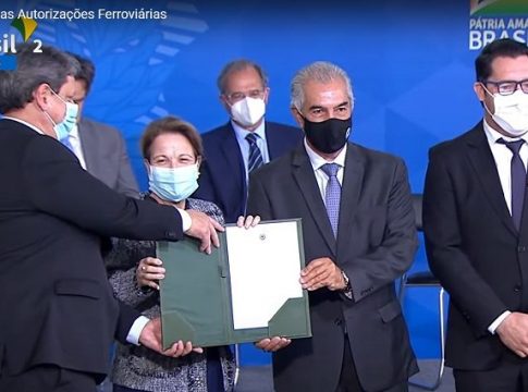 Em Brasília, Reinaldo Azambuja comemora autorização de 76 km de ferrovias em MS