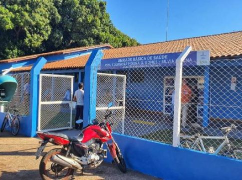 Jovem reclama do atendimento preferencial a idosos em vacinação joga cadeira em servidor