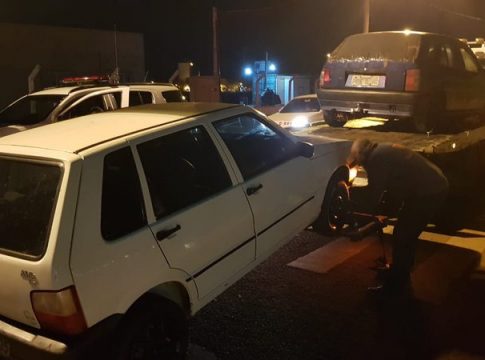 Casal briga, homem invade pátio de delegacia com o carro e quase atropela guarda da Deam