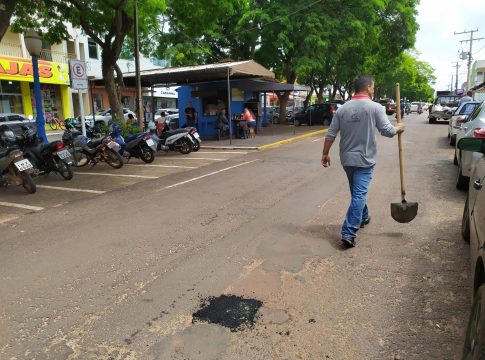 Governo de Mundo Novo iniciou a semana com tapa-buracos após período chuvoso