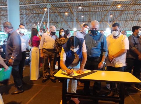 Prefeito Valdomiro assina convênio e Mundo Novo terá quadras de sintético Society e Basquete 3×3
