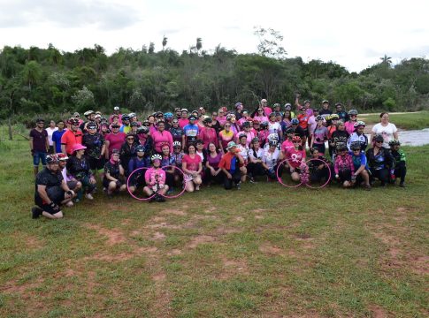 Pedal rosa em Iguatemi contou com a participação de dezenas de ciclistas e apoiadores