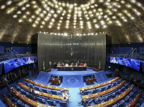 Senadores veem disputas acirradas e reeleição sob risco para o ano que vem
