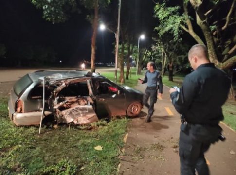 Motorista perde controle, arranca poste de iluminação e 2 crianças são socorridas