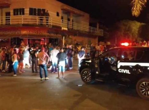 Briga por causa de manobras com carro teria motivado assassinato em comício em MS