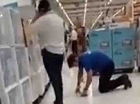 Gerente do Carrefour é flagrada humilhando vendedor ajoelhado em loja de Campo Grande