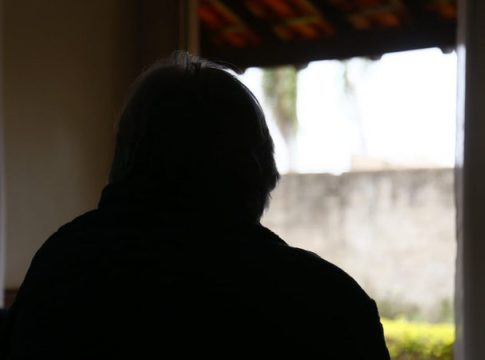 Mutilada, viúva de 81 anos feita refém conta que se recusou a entregar aliança a bandidos