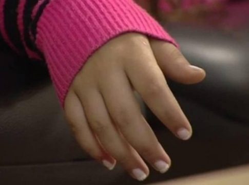 Mãe é condenada a prisão por não denunciar marido que estuprava filha de 7 anos