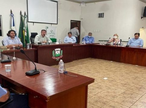 Secretário Riedel entrega saneamento, cartão Mais Social e regularização habitacional em Batayporã