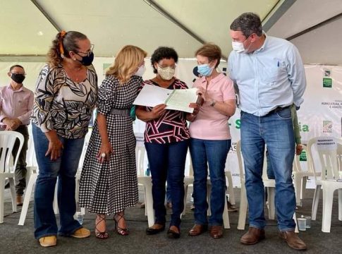 Tereza Cristina e Riedel entregam 296 títulos de lotes em Sidrolândia