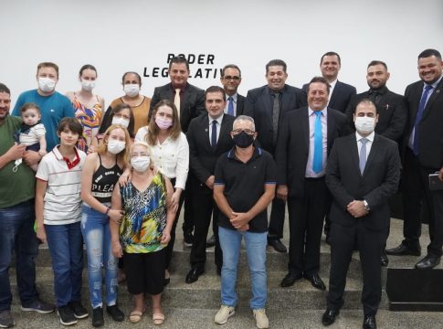 Câmara de Mundo Novo homenageia personalidades com nome do Plenário e ruas
