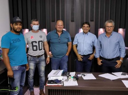 Prefeitos Léo e Paulão recebem membros da Itaipu e Chico Piroli, presidente do CONISUL