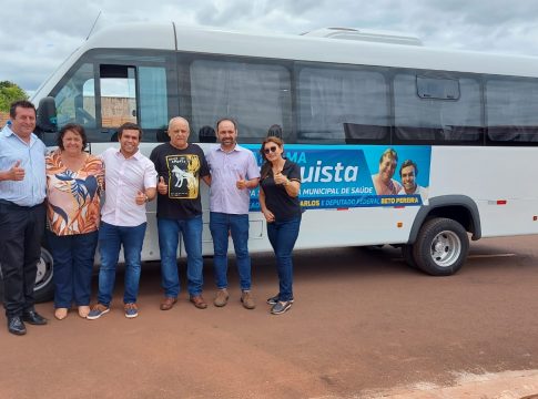Deputado Beto Pereira e vereador Evaldo entregam micro-ônibus para Saúde de Mundo Novo