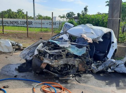 Caminhoneiro tombou ao desviar e polícia investiga se jovem que morreu causou acidente na BR-163