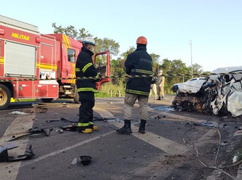 Motorista de Sandero morre após colidir contra caminhão de milho na BR-163