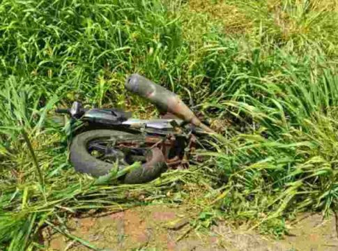 Moto parte ao meio e piloto morre após invadir pista e atingir picape na MS-306