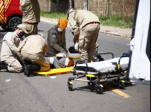 Idosa é atropelada por motociclista ao atravessar avenida em Campo Grande