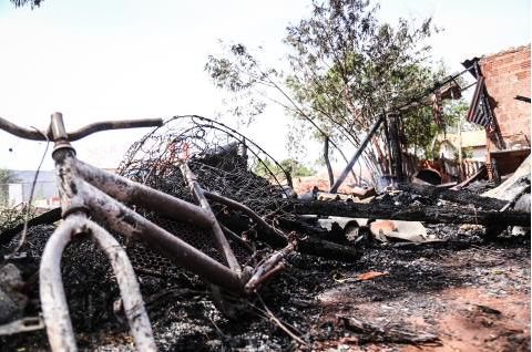Mulher de 30 anos morre queimada em barraco após irmã brigar em Campo Grande