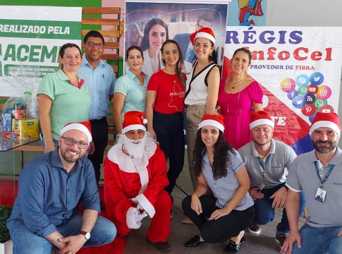 Associação Comercial e parceiros entregam presentes a famílias de baixa renda