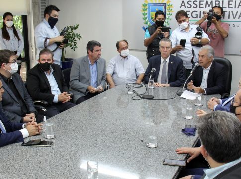 Novos projetos de lei são entregues pelo governador na Assembleia Legislativa