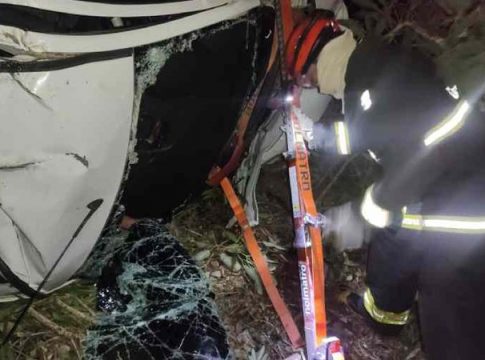 Carro capota na BR-262, bate em árvore e duas pessoas morrem presas nas ferragens