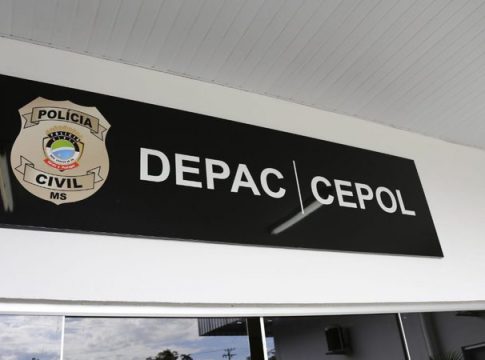 Mulher dá tapa na cara de policial durante depoimento e é presa em Campo Grande