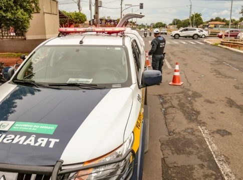 Criança solta mão da mãe e é atropelada em frente a shopping de Campo Grande