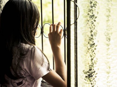 Após ser estuprada por 8 anos, jovem toma coragem para denunciar padrasto