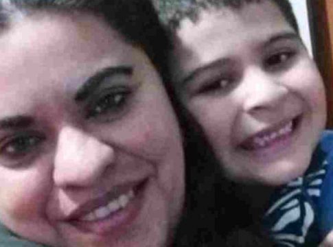 Policial chora ao ver criança morta sobre corpo de mãe na fronteira em MS