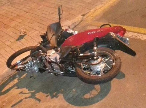 Motociclista morre após ‘invadir’ rotatória e bater em carro em MS