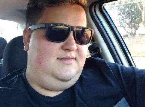 Motociclista de 26 anos morre ao colidir contra carro em cruzamento sem sinalização