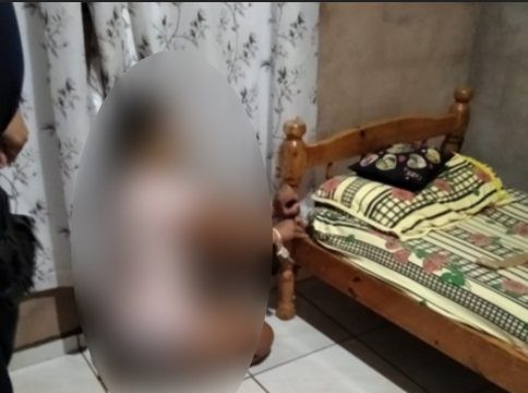 Jovem é encontrada amarrada ao pé da cama durante cárcere dentro de casa