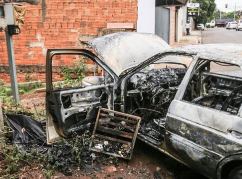 Dono põe fogo no carro e diz tentar escapar da polícia em Campo Grande