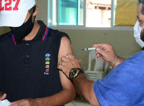 Autoridades estudam liberar 4ª dose da vacina contra a Covid-19