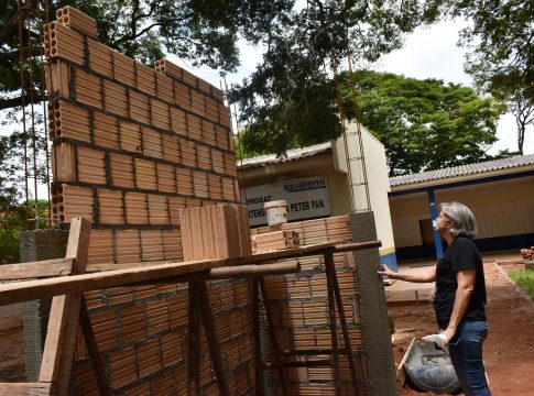 Prefeitura inicia construção de abrigos e passarelas nas unidades de ensino de Iguatemi