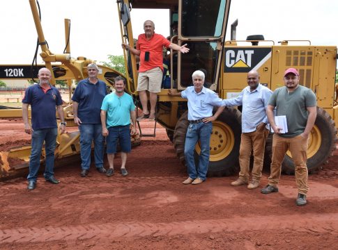 Prefeito Lídio vistoria obras de construção da arena esportiva sintética
