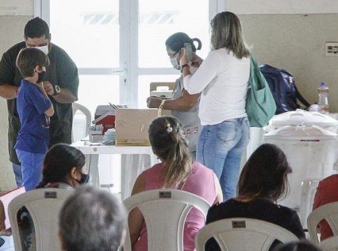 SES distribui vacinas da Pfizer pediátrica e Coronavac será liberada conforme solicitação dos municípios