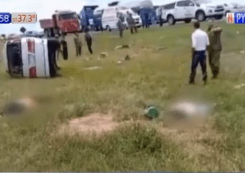 Van capota em estrada e 8 pessoas morrem, entre elas dois bebês