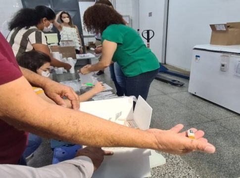 Com logística ágil e eficiente, vacinas chegam em tempo recorde aos 79 municípios do Estado