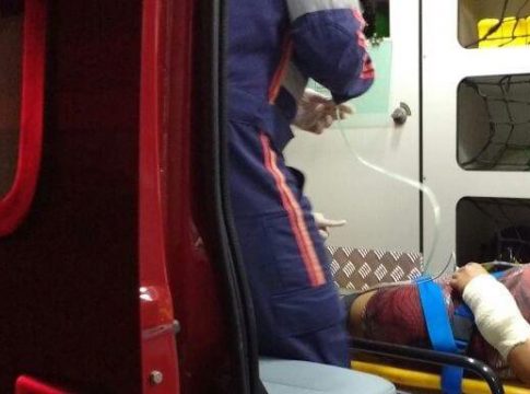 Mulher é socorrida após ser esfaqueada por ex-marido